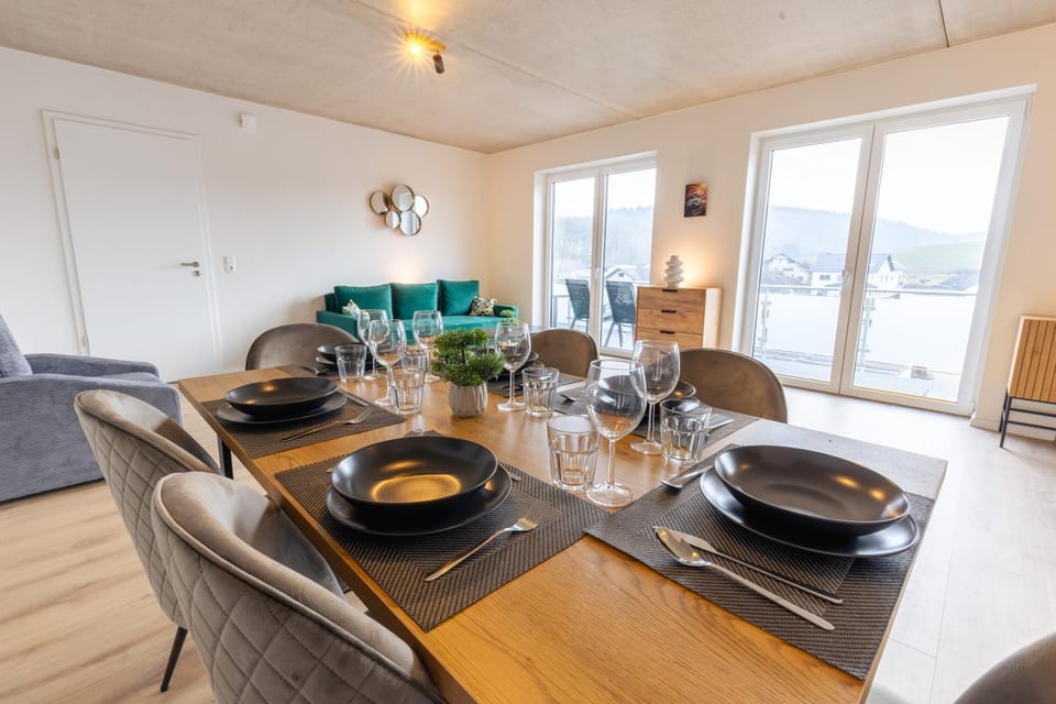 Balcony/Terrace, Living room, Seating area, Dining area, Mountain view