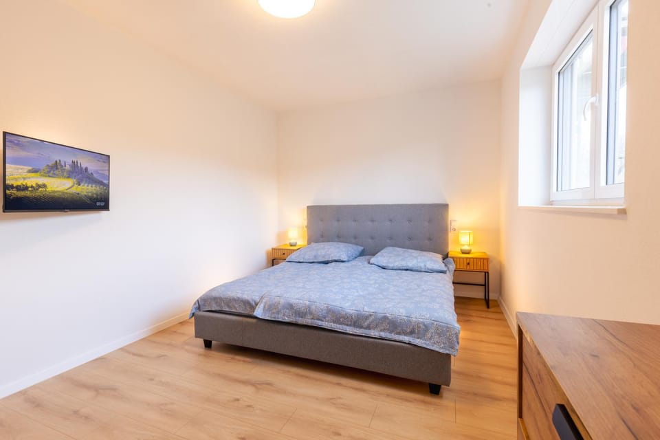 Bed, TV and multimedia, Photo of the whole room, Bedroom