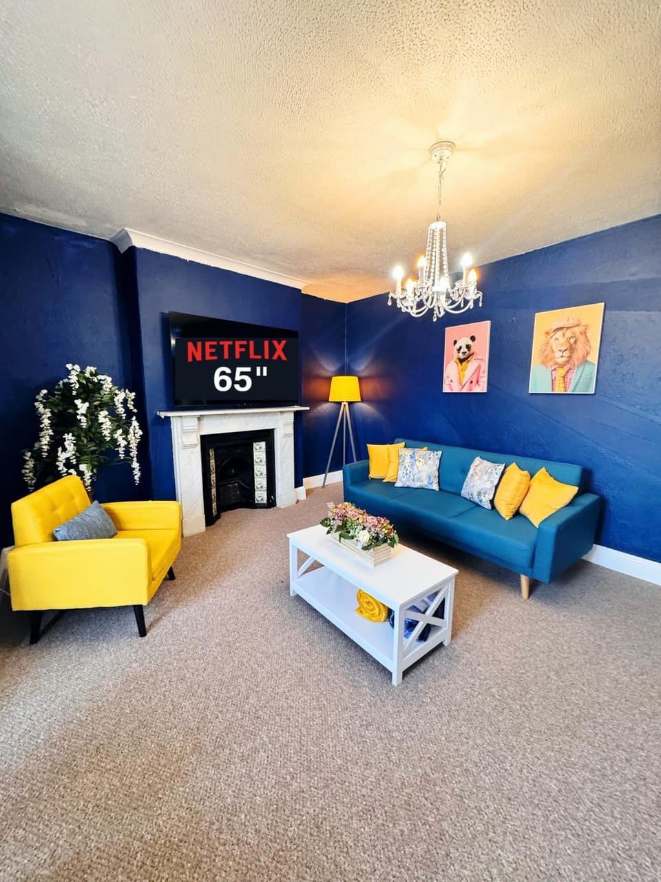 Spacious Central and Chic 65 TV Apartment in Plymouth