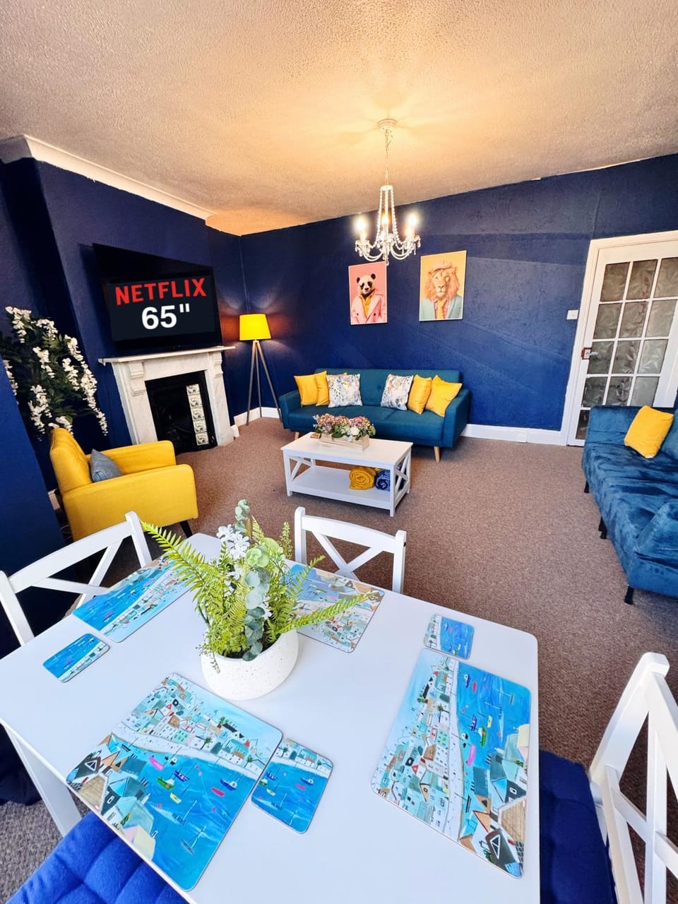 Spacious Central and Chic 65 TV Apartment in Plymouth