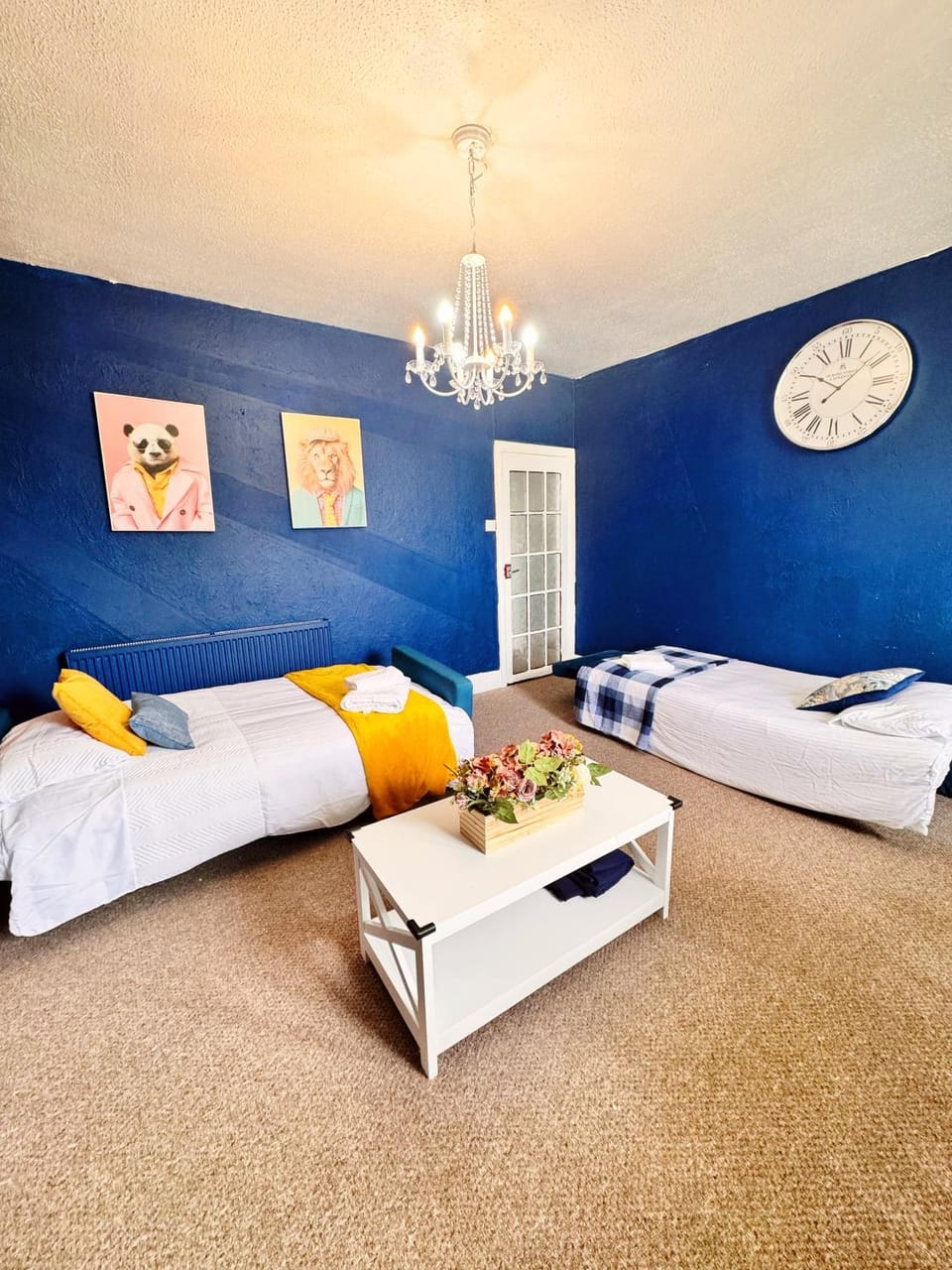 Spacious Central and Chic 65 TV Apartment in Plymouth