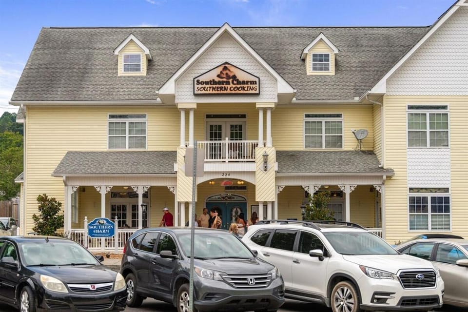 Charming Downtown Suite with Modern Comforts - Depot Apartment in Blue Ridge