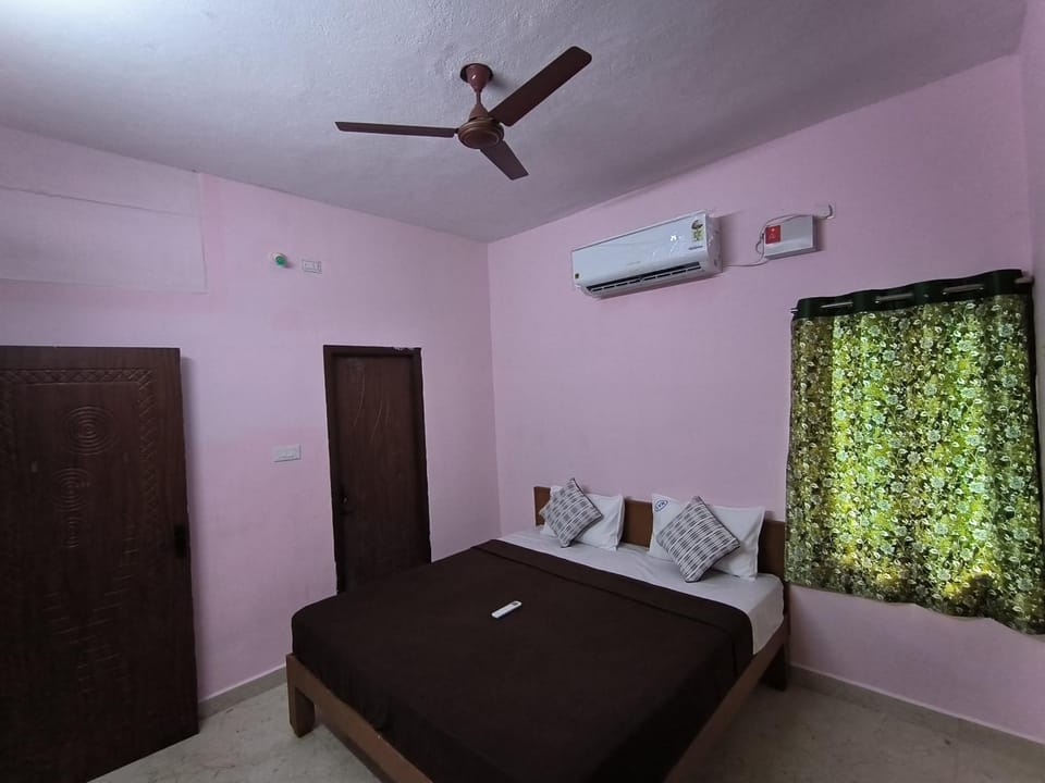 Bed, Photo of the whole room, Bedroom, air conditioner