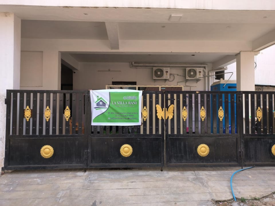 Property building, Facade/entrance, Property logo or sign