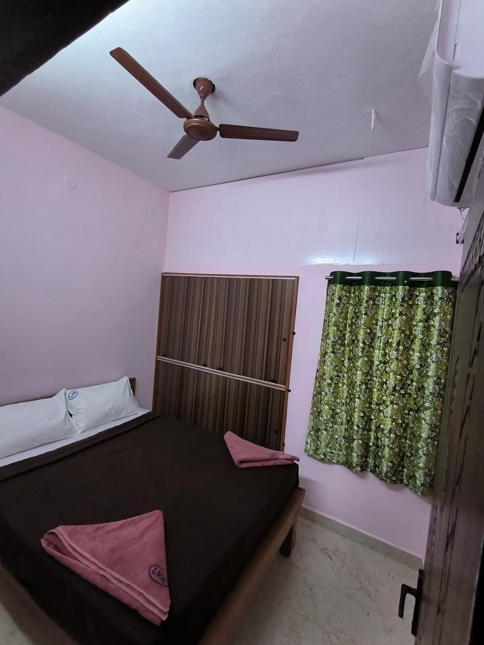 Bed, Photo of the whole room, air conditioner