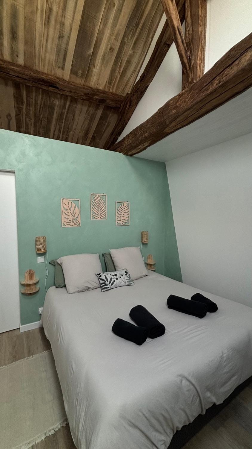 Photo of the whole room, Bedroom