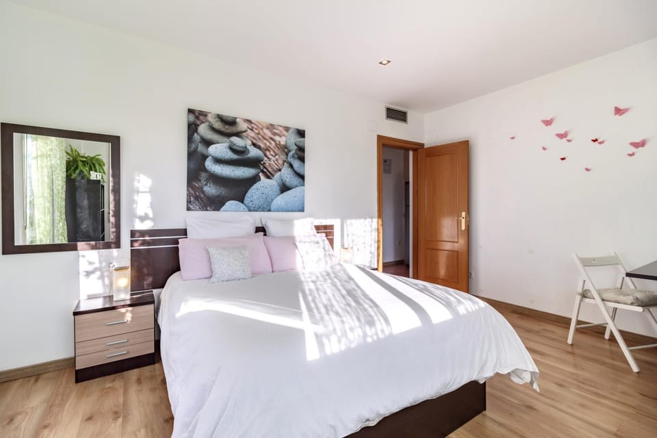 Bed, Photo of the whole room, Bedroom