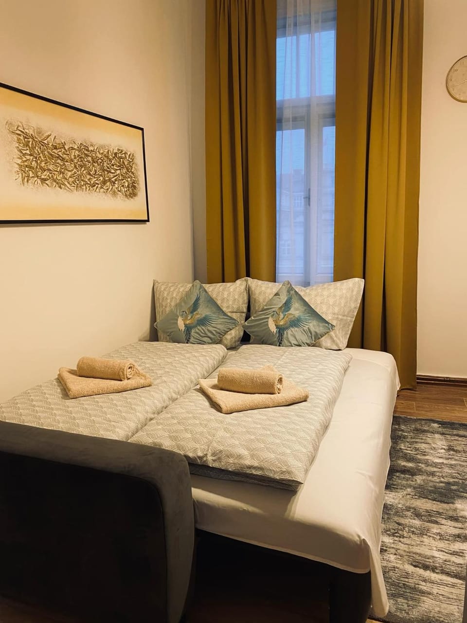 Bed, towels