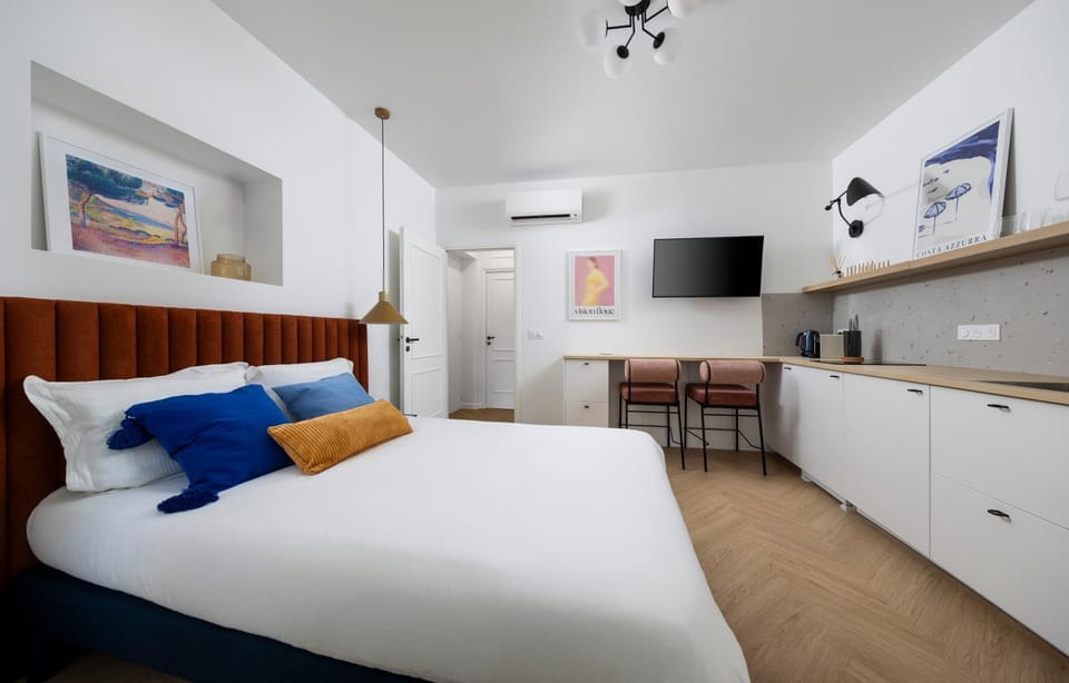 Bed, Living room