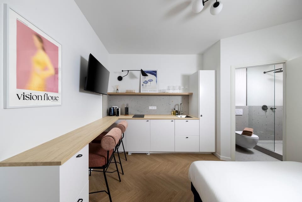 Photo of the whole room, Dining area