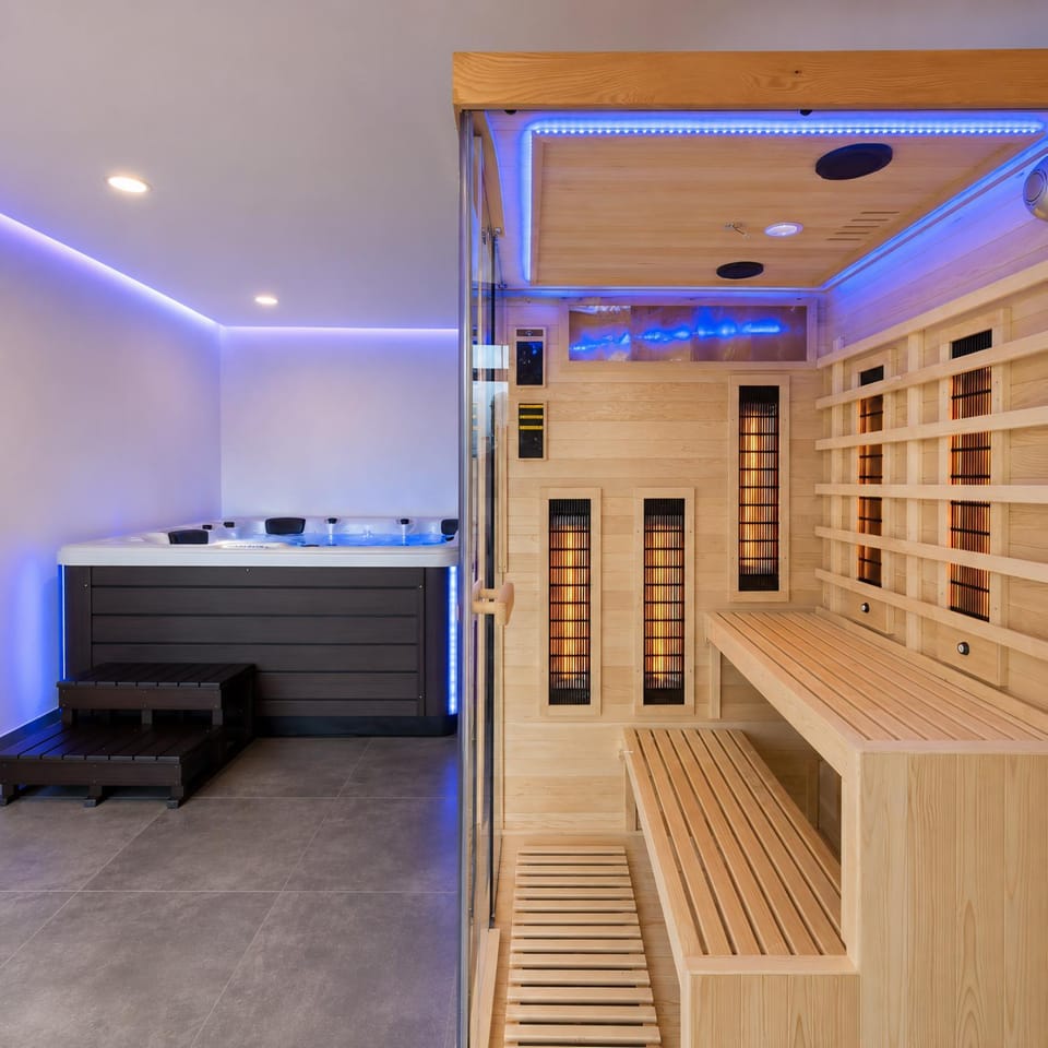 Hot Tub, Sauna