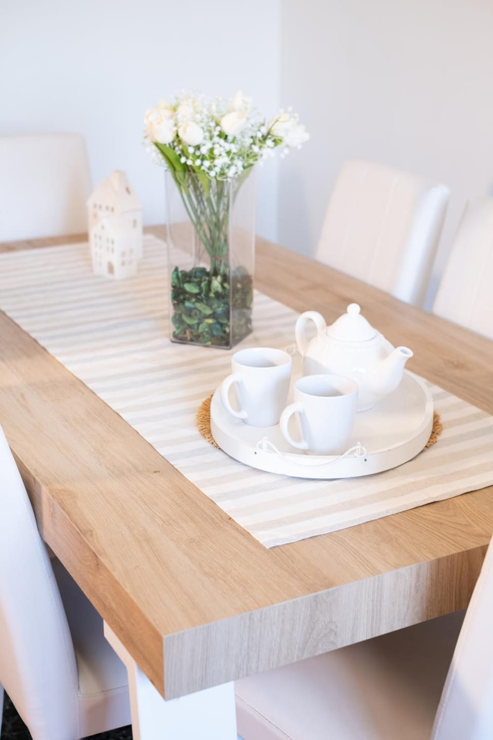 Coffee/tea facilities, Living room, Seating area, Dining area