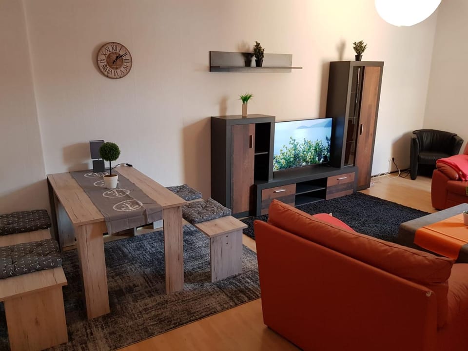 TV and multimedia, Living room, Evening entertainment
