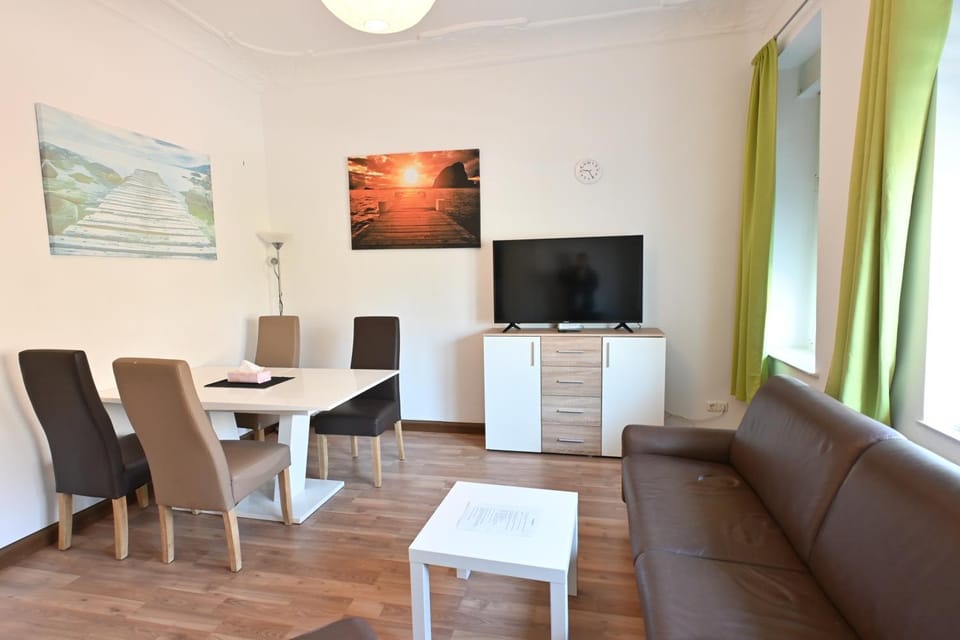 Communal lounge/ TV room, TV and multimedia, Living room, Seating area