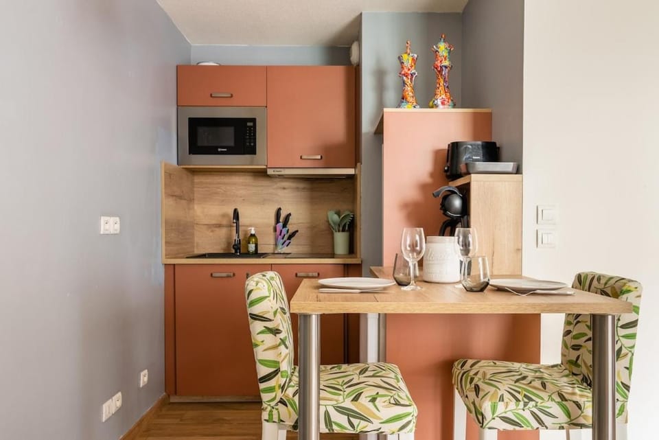 Coffee/tea facilities, Kitchen or kitchenette, Dining area