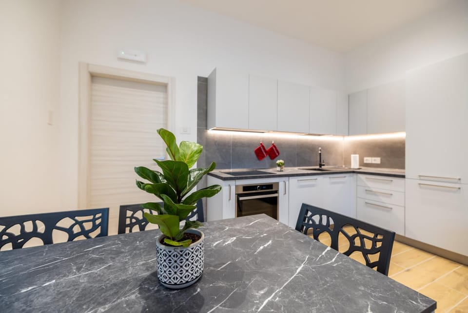 Kitchen or kitchenette, Seating area, Dining area, pet friendly, stove