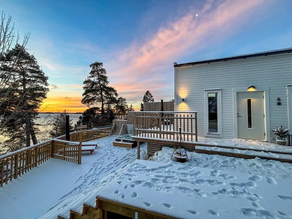 Property building, Patio, Day, Natural landscape, Winter, View (from property/room), Balcony/Terrace, Lake view, Sea view
