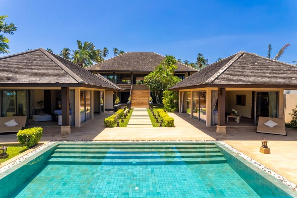 Property building, Patio, Day, Pool view, Swimming pool, sunbed