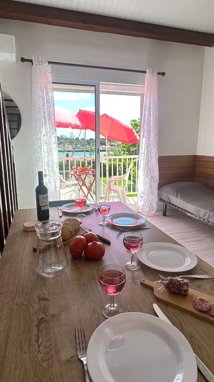 Belle vue sur l Herault et les bateaux Apartment in Agde