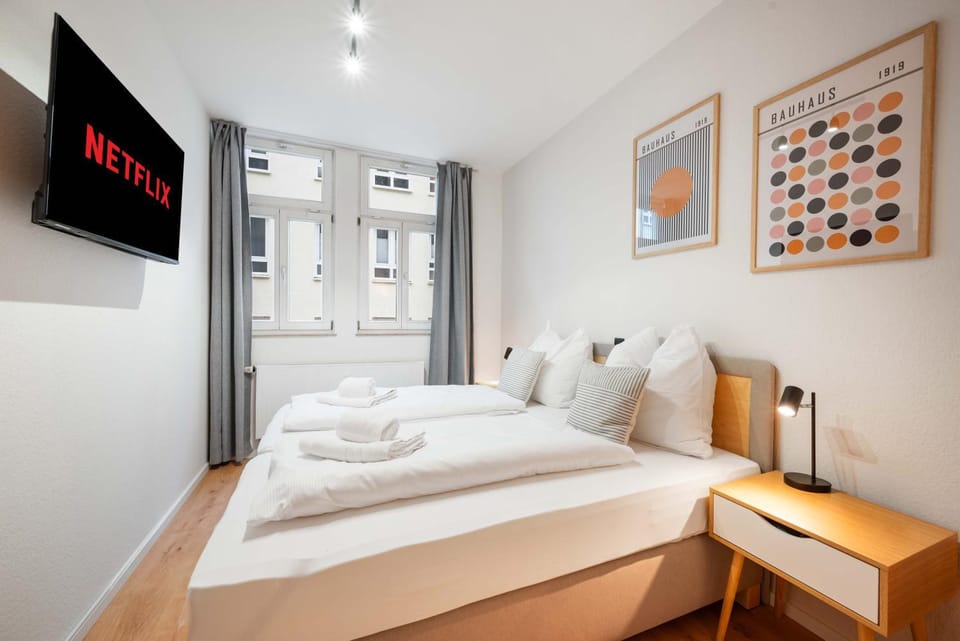 Bed, TV and multimedia, Photo of the whole room, Bedroom, towels