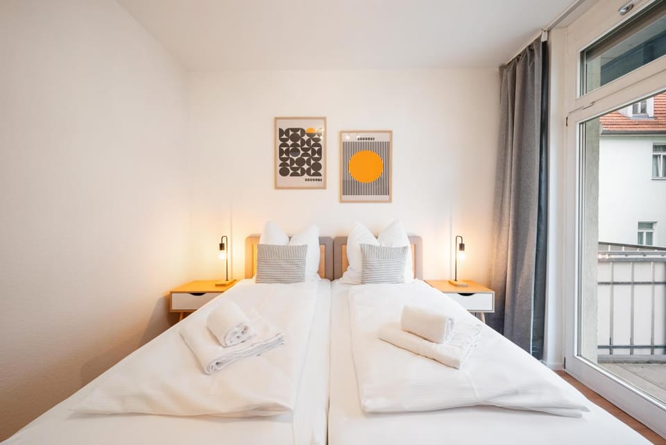 Bed, TV and multimedia, Photo of the whole room, Bedroom, towels