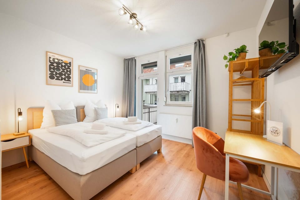 Bed, TV and multimedia, Photo of the whole room, Bedroom, towels