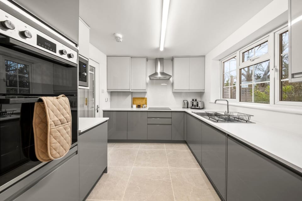 Kitchen or kitchenette, oven