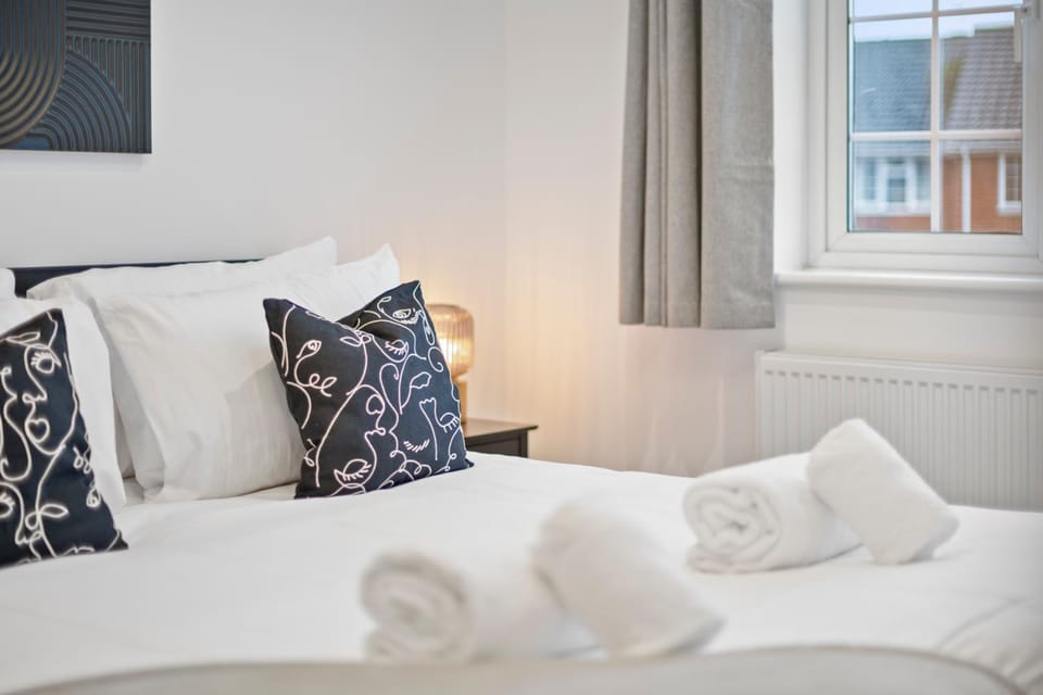 Bed, Bedroom, towels