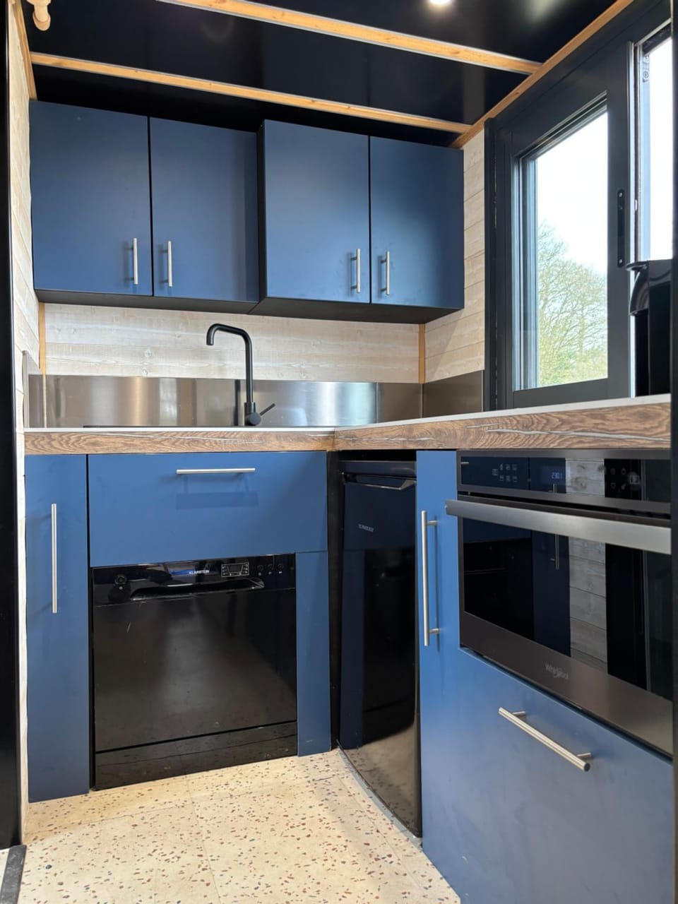 Kitchen or kitchenette, dishwasher, stove