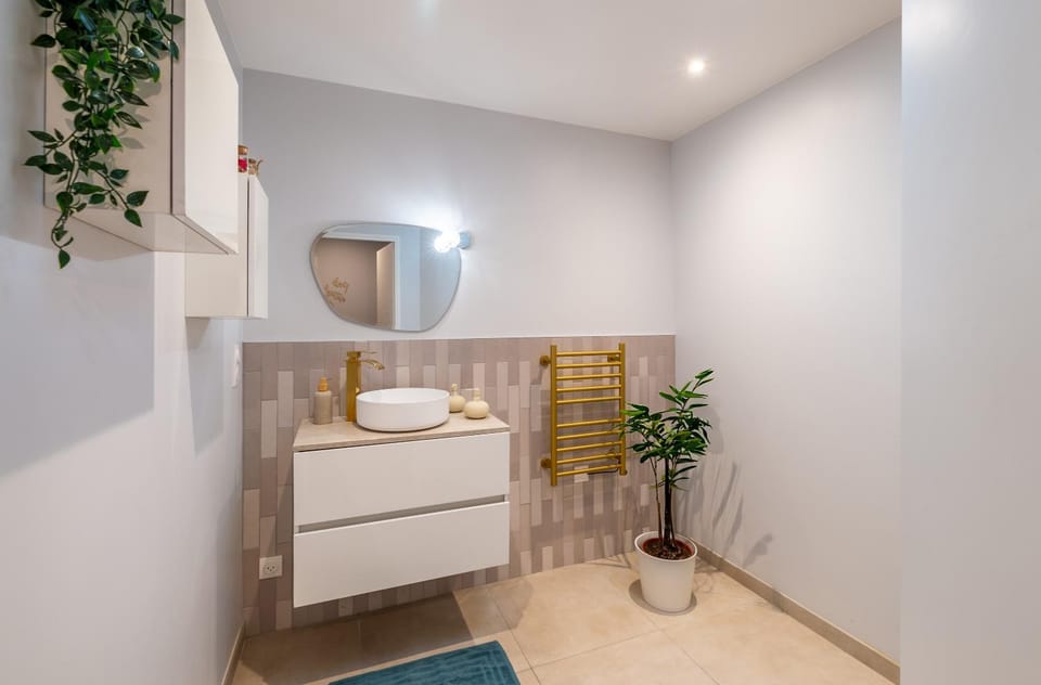 Bathroom, towels