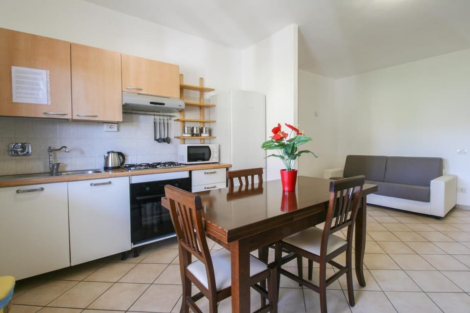 Coffee/tea facilities, Kitchen or kitchenette, Living room, Seating area, Dining area, dishwasher, oven, stove, toaster