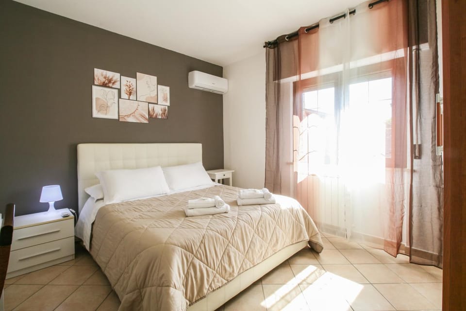 Bed, Photo of the whole room, Bedroom, air conditioner