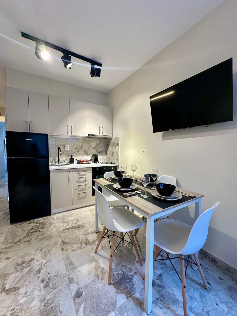 Kitchen or kitchenette, Dining area