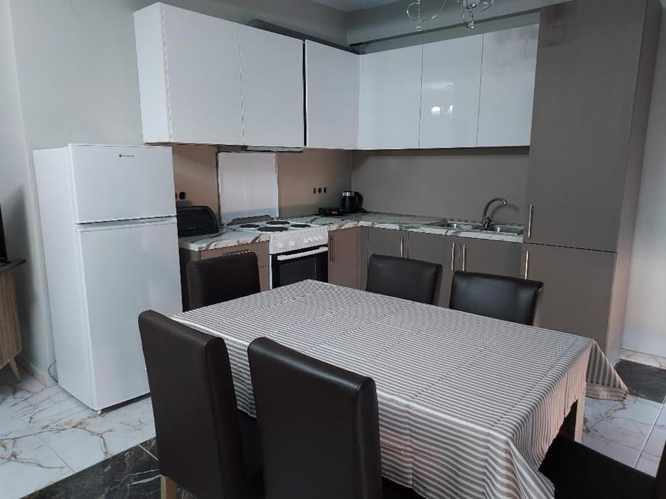 Kitchen or kitchenette, Dining area, oven