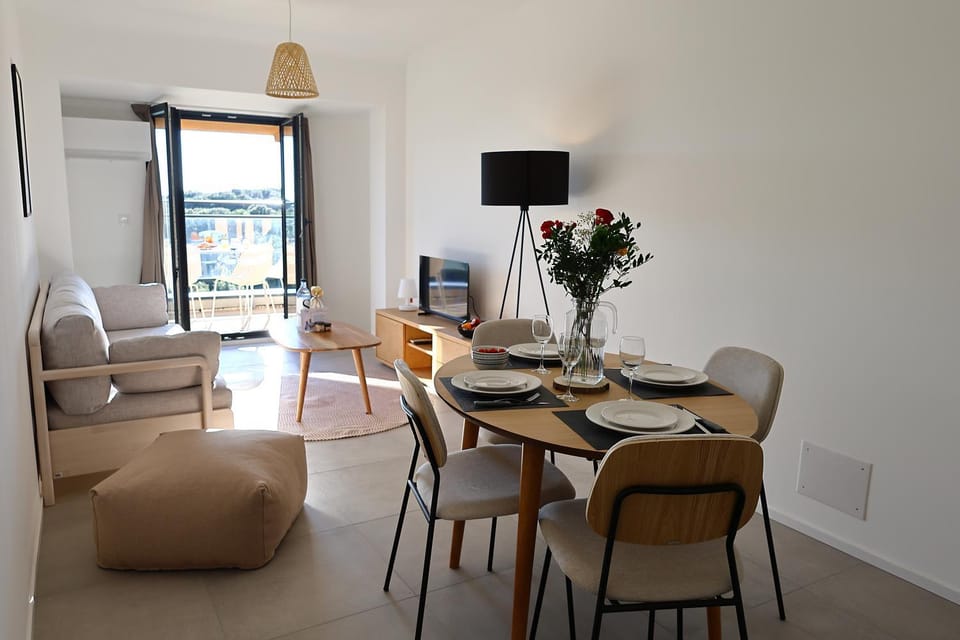 TV and multimedia, Living room, Seating area, Dining area