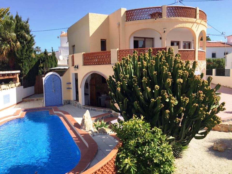 Facade/entrance, BBQ facilities, Garden, Balcony/Terrace, Floor plan, Swimming pool