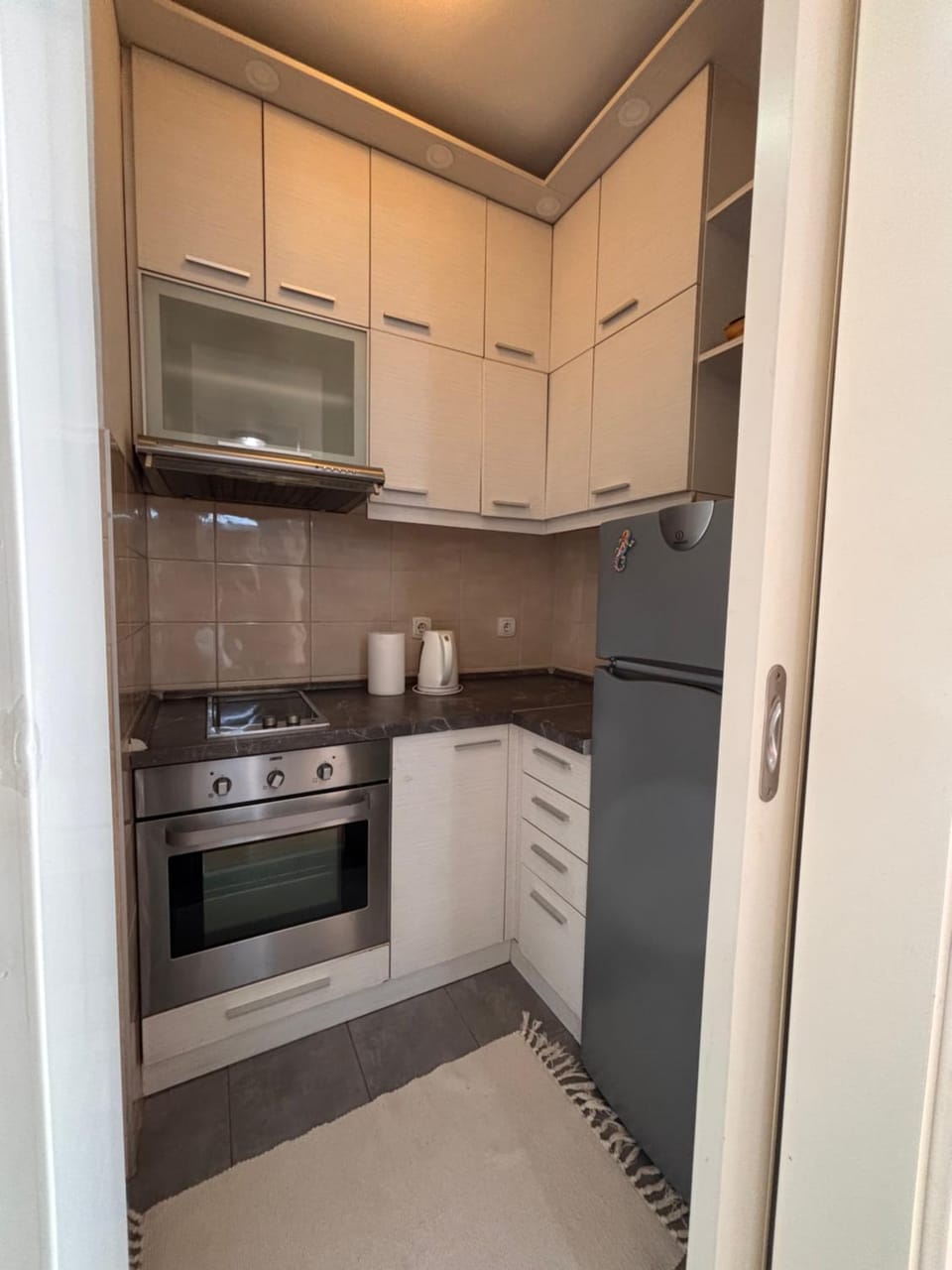 Kitchen or kitchenette, dishwasher, oven