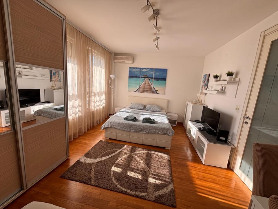 Communal lounge/ TV room, Bed, TV and multimedia, Photo of the whole room, Bedroom, towels