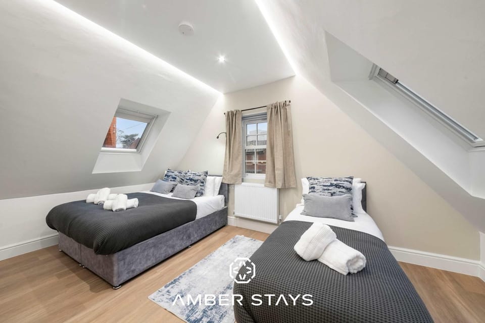Modern 4 Bed 4 Bath Home in Reading Perfect for Business and Contractors with Free Parking! House in Reading