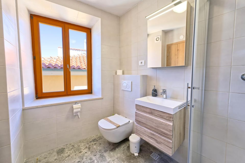 Shower, Toilet, Bathroom, towels