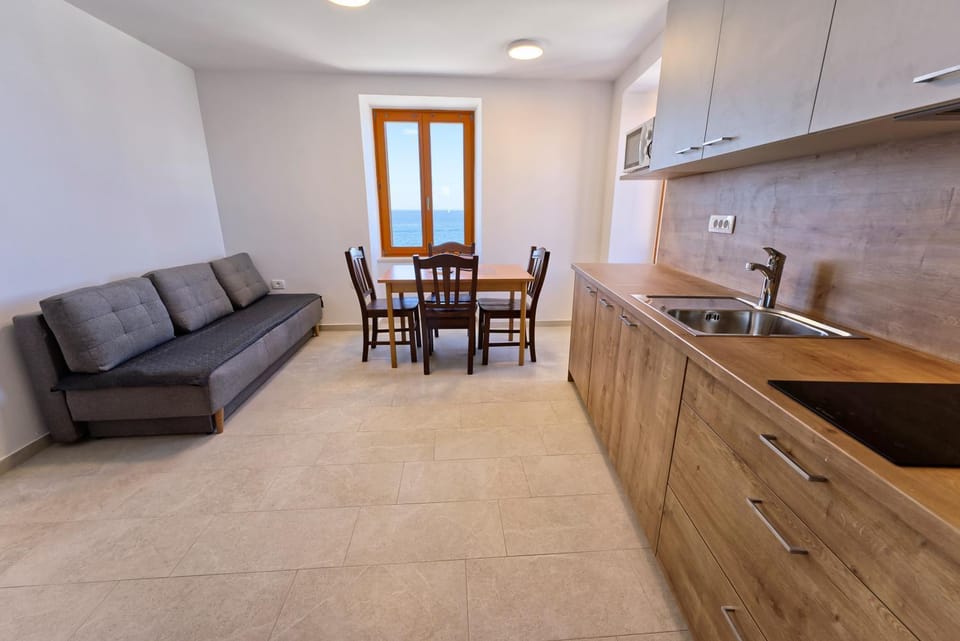 Kitchen or kitchenette, Seating area, stove