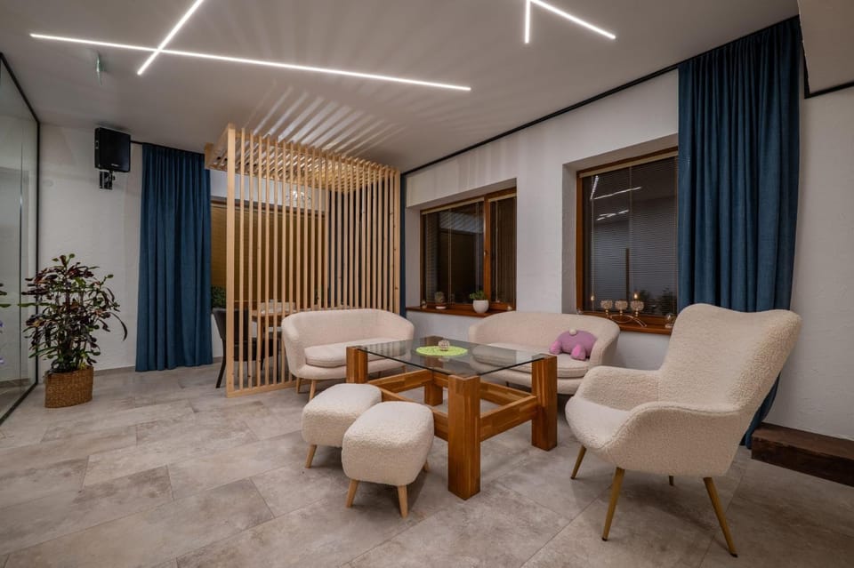 Communal lounge/ TV room, Lobby or reception