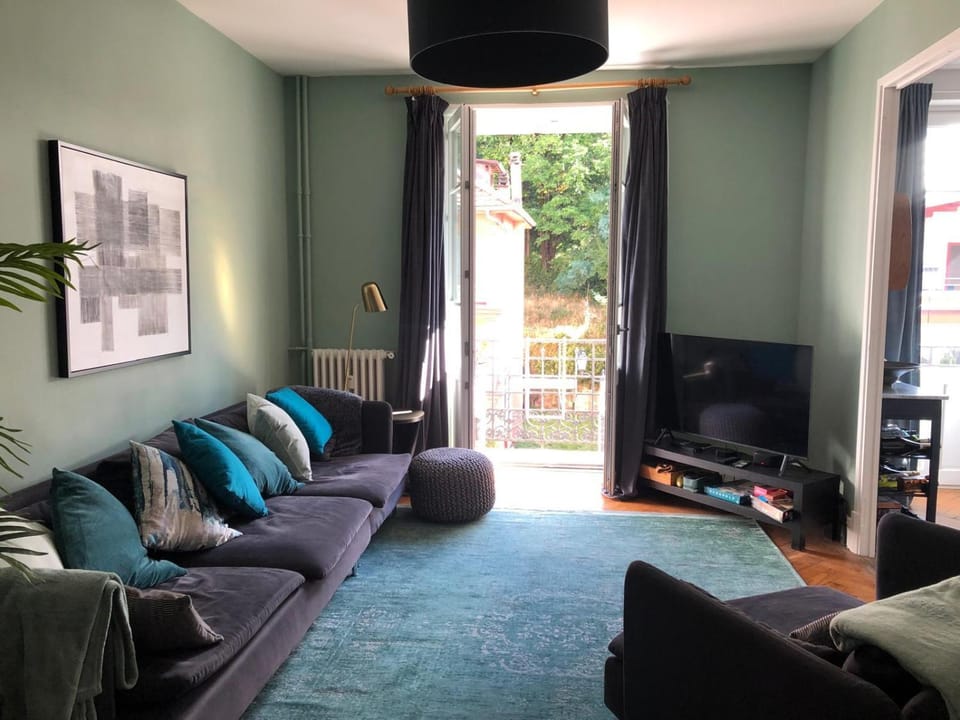 TV and multimedia, Living room, Seating area, Evening entertainment