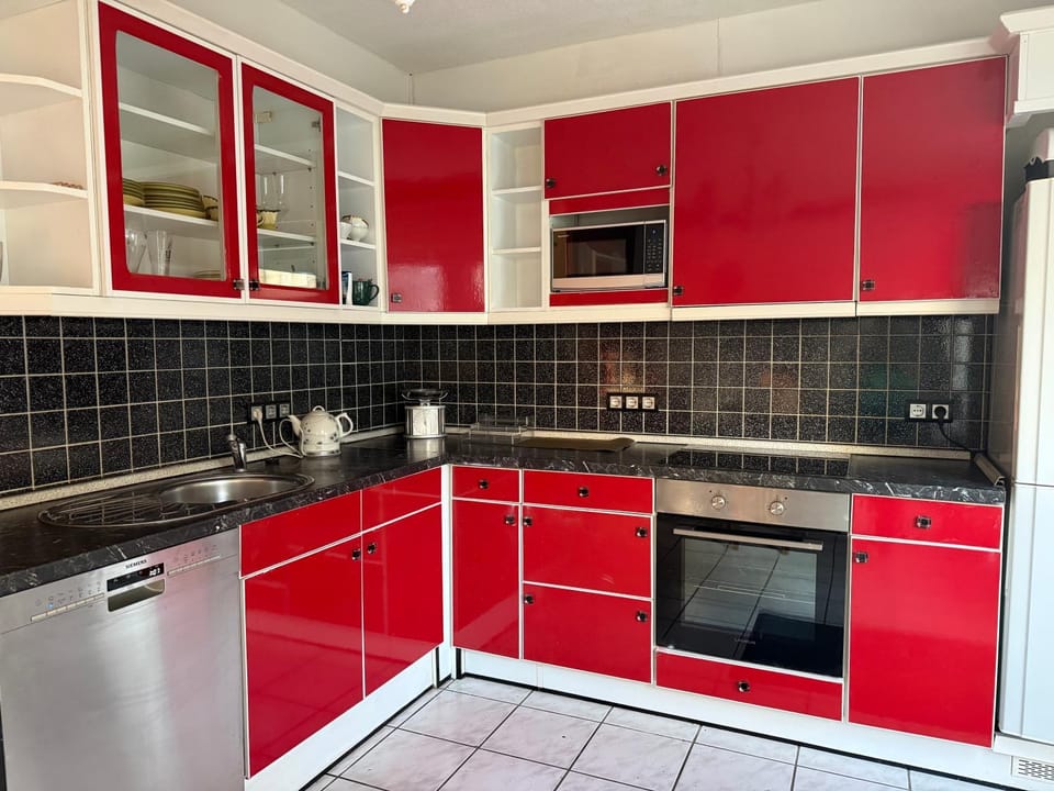 Kitchen or kitchenette, dishwasher, stove