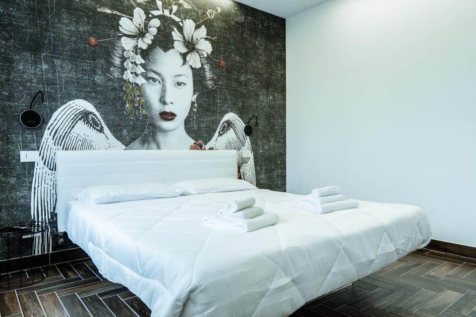 Bed, Photo of the whole room, Decorative detail, Bedroom, towels