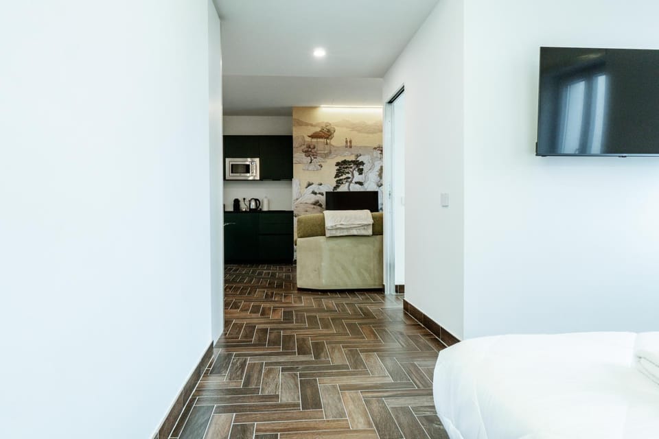 Communal lounge/ TV room, Bed, TV and multimedia, Living room, Photo of the whole room, Seating area, Bedroom