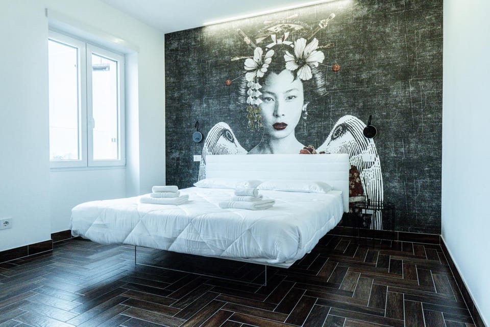 Bed, Photo of the whole room, Bedroom, towels