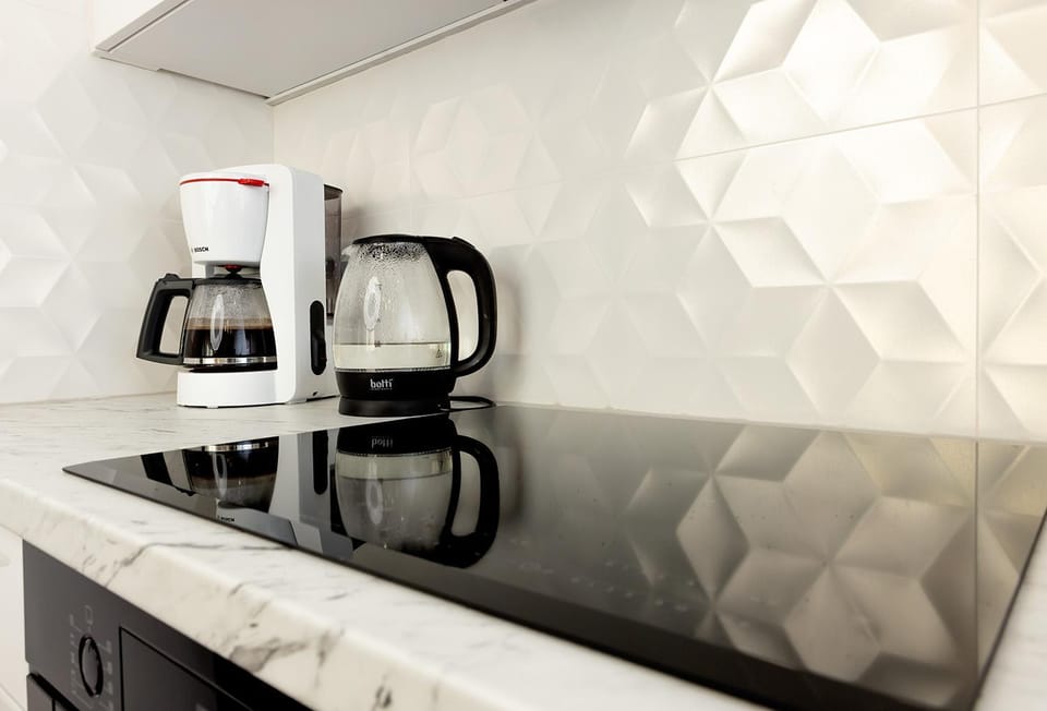 Coffee/tea facilities, Kitchen or kitchenette, stove