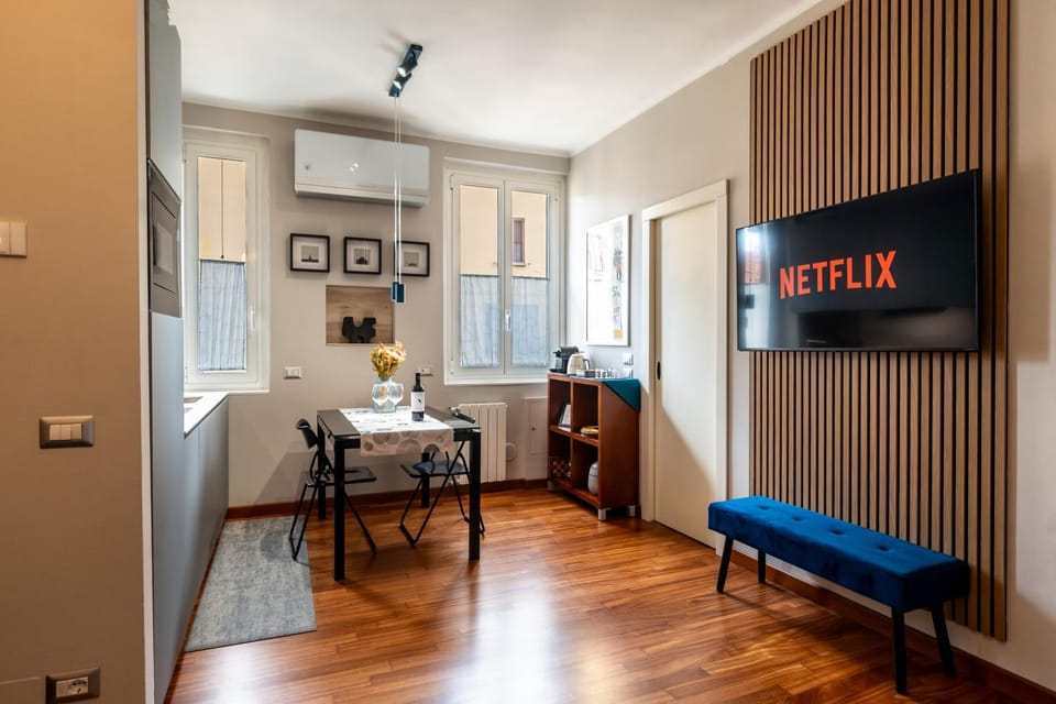 TV and multimedia, Living room, Seating area, Dining area