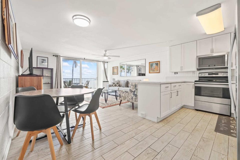 Amazing 7th floor Beachfront Condo House in Punaluu